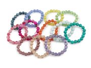 Náramek z minerálních, syntetických a skleněných korálků