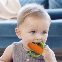 INFANTINO Baby kousátko veselé silikonové mrkev pro miminko