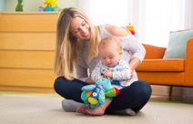 LAMAZE Leporelo autobus baby rozkládací autíčko textilní pro miminko