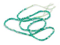 Skleněné korálky broušené ohňovky 2 mm s AB efektem, na šňůrce