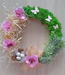 Jarní dekorativní věnec s mechem – přírodní krása o průměru 30 cm