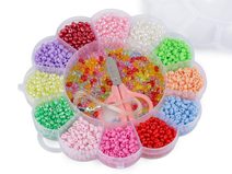 Sada plastových dvoudírkových korálků v boxu s nářadím