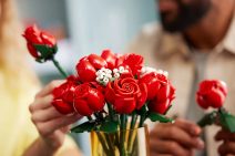 Umělá kytice růže s listy červená