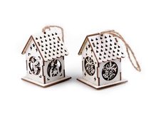 Dekorace dřevěný domeček svítící k zavěšení