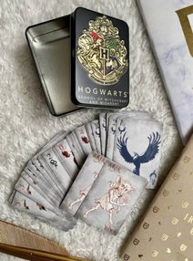 Hra karty hrací Harry Potter Bradavice v plechové krabičce dárkové balení