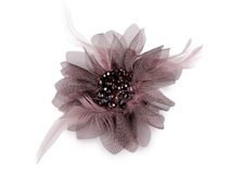 Brož se skleněnými broušenými korálky a peřím