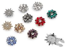 Ozdoba na knoflík s broušenými kamínky