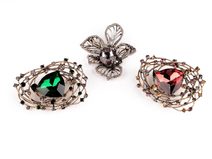 Brož s broušenými kamínky a kamenem