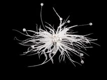 Péřová brož s perlami a broušenými korálky