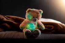 PLYŠ Tučňák baby usínáček mění barvu lampička na baterie Světlo Zvuk