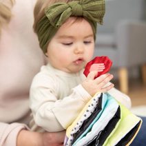 LAMAZE Housenka baby spojovací textilní na suchý zip pro miminko