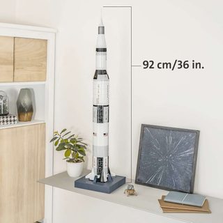 Ravensburger 3D puzzle raketa Saturn V (440 dílků, 70×50 cm)