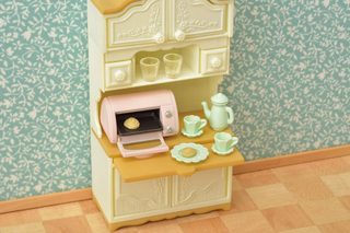Sylvanian Families jídelna stůl s židlemi a kredencí nábytek doplněk k herním sadám