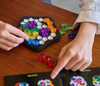 MINDOK Hlavolamová hra SMART GAMES IQ Deluxe-Pentagon 120 rébusů