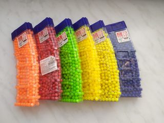 Kuličky do pistole 800ks 6mm plast v plastové krabičce 7x17cm