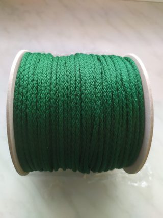 Polyesterová oděvní šňůra (průměr 4 mm, návin 100 m)