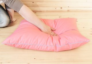 Péřový set KOMFORT: Prošívaná přikrývka 140x200 (1800g) + Polštář 70x90 (1750g) – Růžová