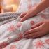 Vánoční flanelové povlečení VLOČKY červenošedé