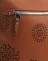 Crossbody dámská kabelka v květovaném designu hnědá 5432-BB