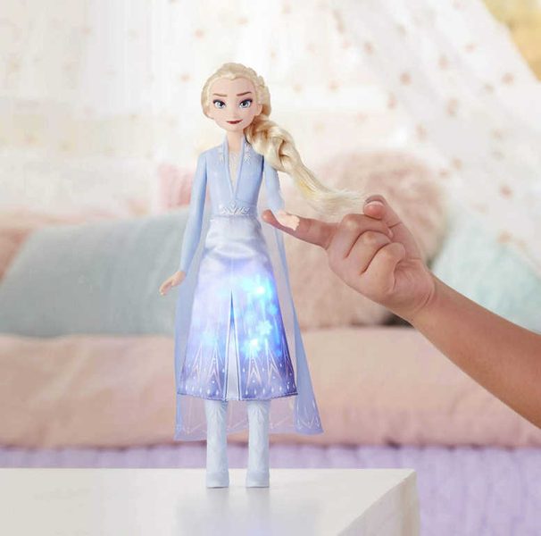Svítící panenka Elza Frozen 2 (Ledové Království) na baterie Světlo |  Hasbro | Mikaton.cz