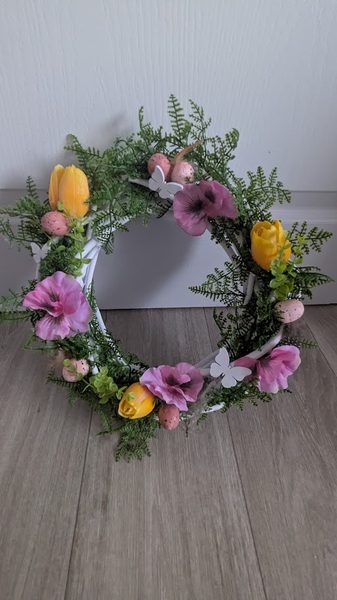 Jarní věnec s květinami, motýly a vajíčky – veselá dekorace na dveře 30 cm