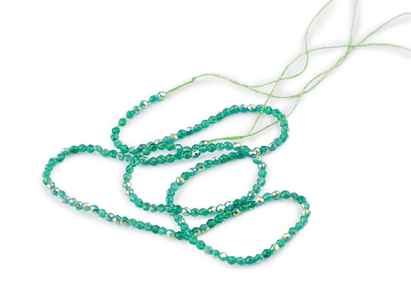 Skleněné korálky broušené ohňovky 2 mm s AB efektem, na šňůrce