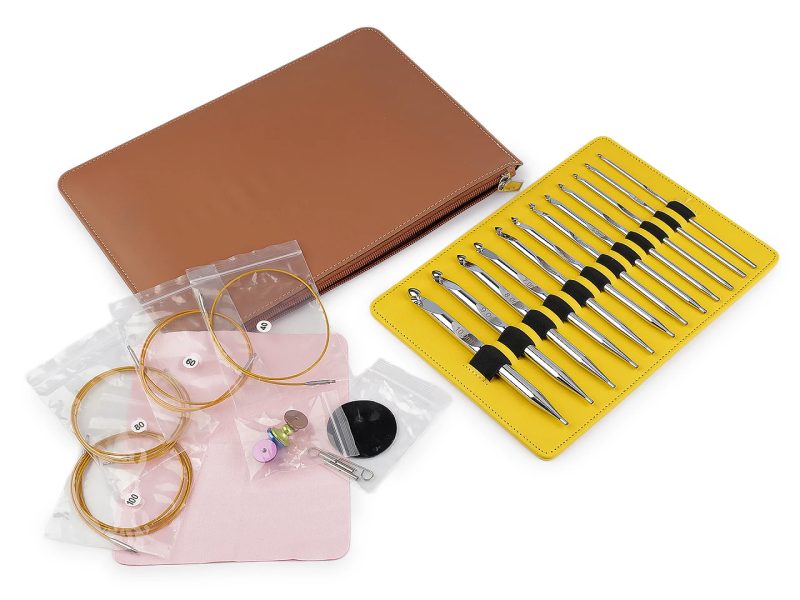 Sada kovových háčků na tuniské háčkování v pouzdře