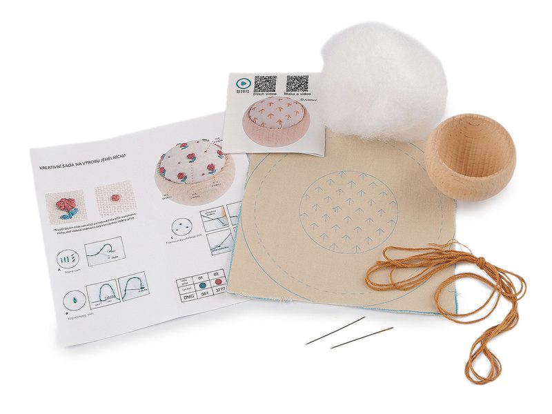 Kreativní sada na výrobu jehelníčku s dřevěným podstavcem