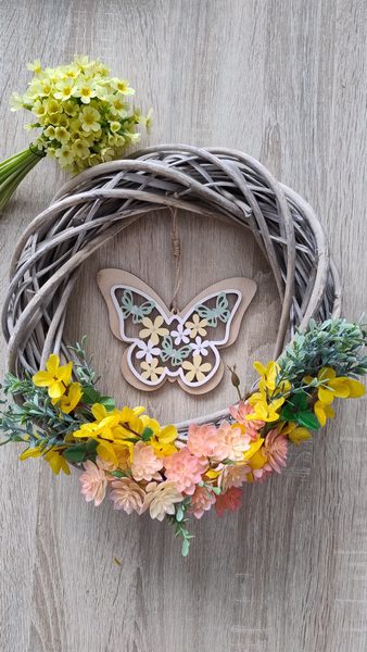 Jarní věnec na dveře s motýlem a květinami – svěží dekorace 25cm