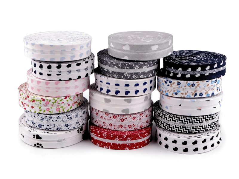 Šikmý proužek bavlněný s květy šíře 20 mm zažehlený METRÁŽ