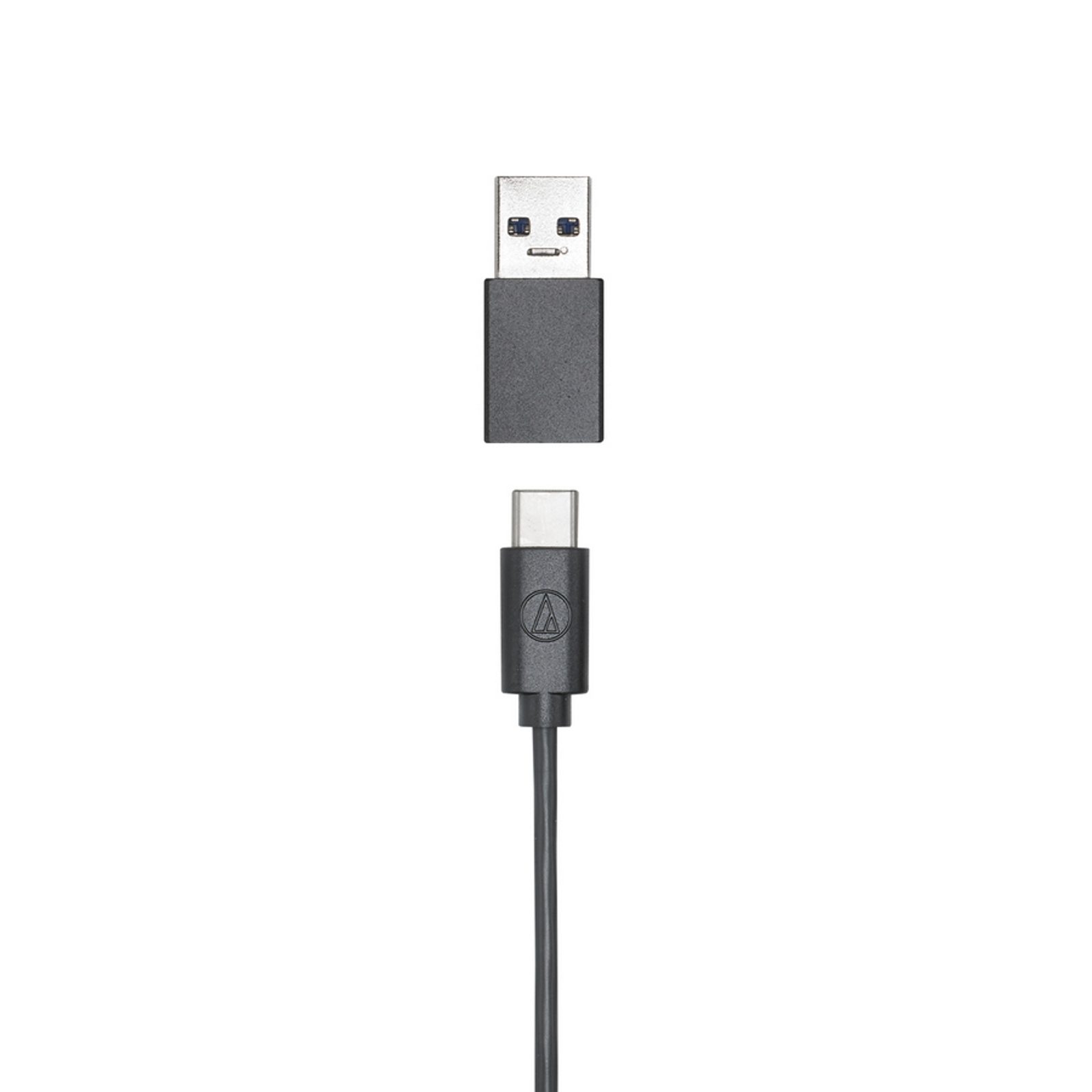 Detail USB-C konektoru a redukce na USB-A