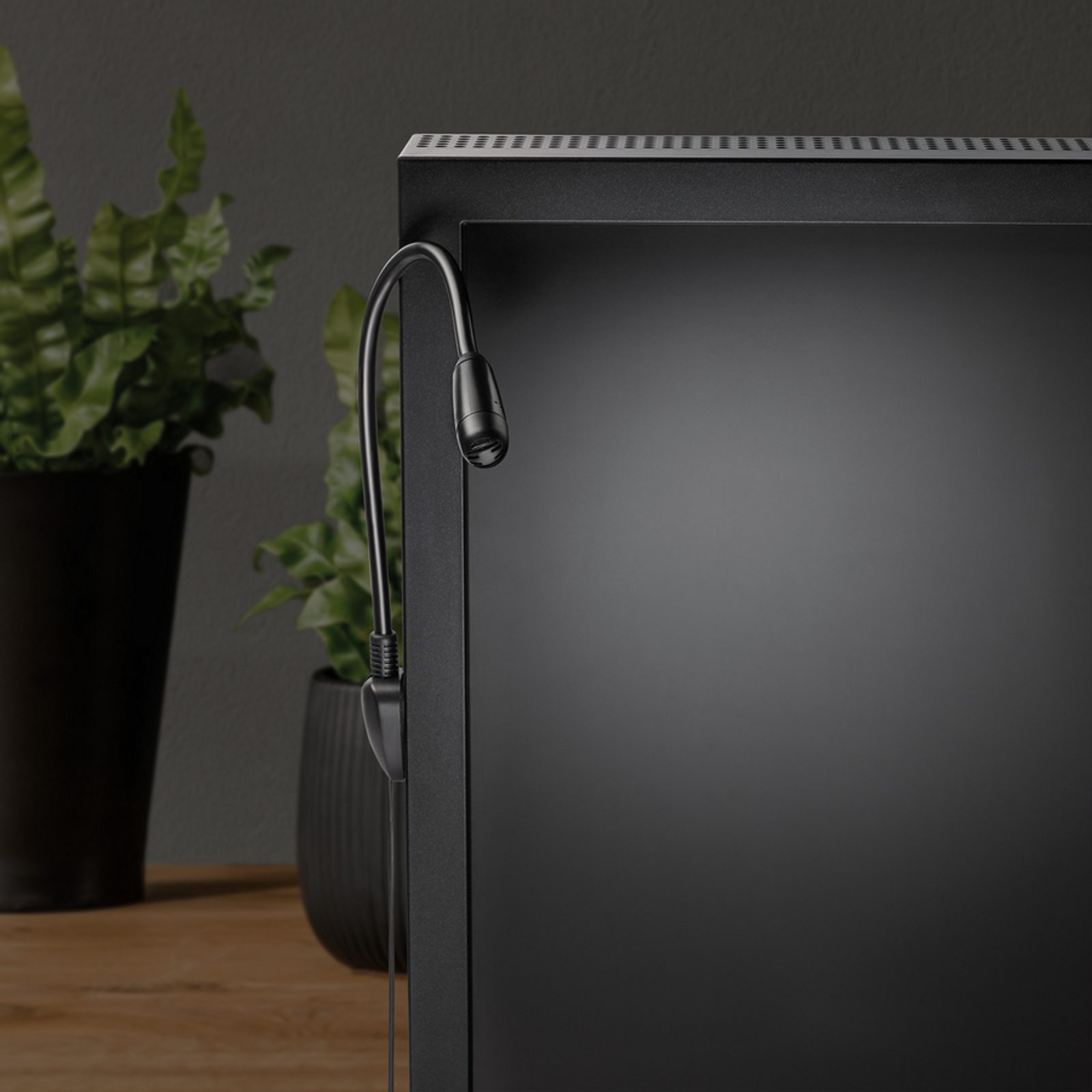 Mikrofon připevněný na hraně monitoru