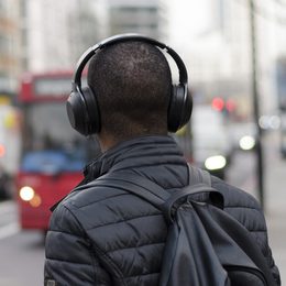 Nejlepší sluchátka pro poslech při práci - modely na cesty