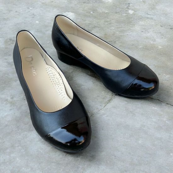 Černé lodičky De Plus 9420-K-3060 - cz/cz lak kožené na široké chodidlo