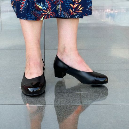 Černé lodičky De Plus 9420-K-3060 - cz/cz lak kožené na široké chodidlo