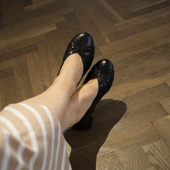 Černé lodičky De Plus 9605/K/389 kožené na široké chodidlo