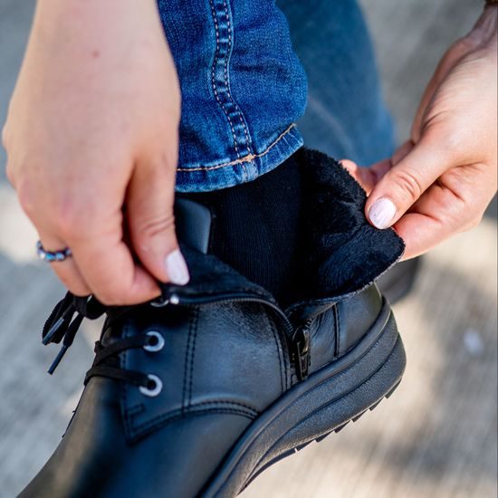 Dámské zimní kotníkové boty kožené Mediline Teresa 130 černé s kožíškem na hallux