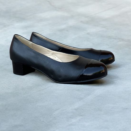 Černé lodičky De Plus 9420-K-3060 - cz/cz lak kožené na široké chodidlo