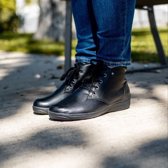 Dámské zimní kotníkové boty kožené Mediline Teresa 130 černé s kožíškem na hallux