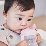 Hrnček s náustkom 240 ml + Univerzálny silikónový pásik - set ružový