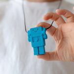 Upokojujúci prívesok Robot, svetlomodrý