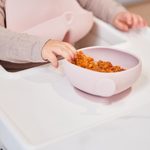 Silikonová miska s víčkem a přísavkou 300 ml - růžová