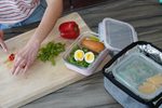 Sklenená nádoba na obed so silikónovým puzdrom 740 ml - ružová