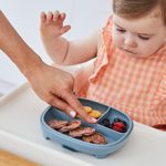 Delený tanierik s prísavkou + silikónový hrnček s náustkom 240 ml - set modrý