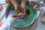 Senzorická triediaca tácka Play Tray, modrá