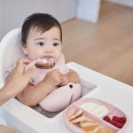 Delený tanierik s prísavkou + Hrnček pre batoľatá - set ružový