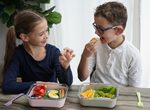 Sklenená nádoba na obed so silikónovým puzdrom 740 ml - ružová