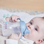 Hrnček s náustkom 4m+ - světlo modrý 240 ml
