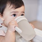 Silikónový hrnček s náustkom 240 ml - béžový