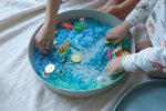 Senzorická triediaca tácka Play Tray, modrá